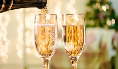 Prosecco being poured in 2 glasses at InterContinental Dublin 