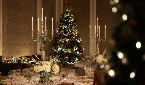 Prosecco being poured in 2 glasses at InterContinental Dublin 
