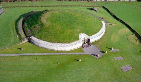 Brú na bóinne visitor centre newgrange aerial view www.intercontinentaldublin.ie